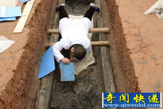 成都工地发现60座战国船棺古墓 出土器物300件!