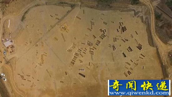 成都现春秋战国棺椁墓群 大量青铜器出土