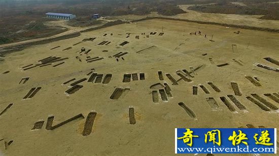 成都现春秋战国棺椁墓群 大量青铜器出土