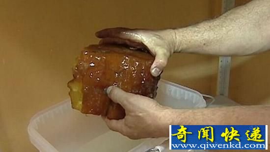 俄罗斯矿区现巨大琥珀 罕见龙血色价值不菲