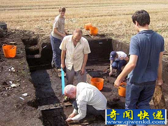 英国考古学家发现武器秘藏 可追溯至青铜时代