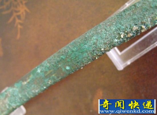 英国考古学家发现武器秘藏 可追溯至青铜时代