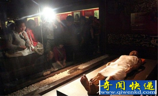 震惊!七星巨棺中的女尸竟然千年不腐