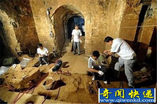 �ܲ�Ĺ�е�С��ʬ�ǵ�����˭��?