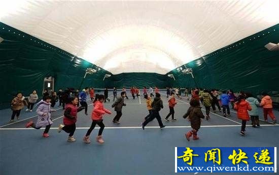 有了抗霾神器!小学生们雾霾天照样上体育课