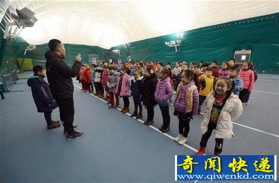有了抗霾神器!小学生们雾霾天照样上体育课