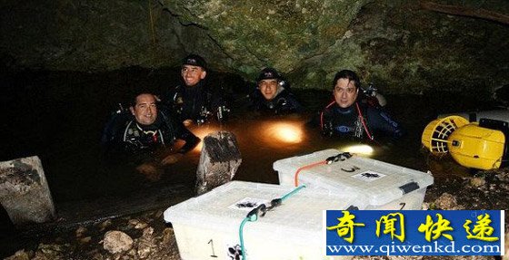 潜水员从洞中移出男孩的骨骼