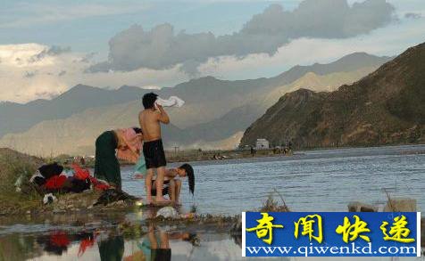 河边沐浴的藏民
