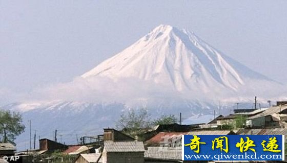 山顶覆盖积雪的亚拉拉特山