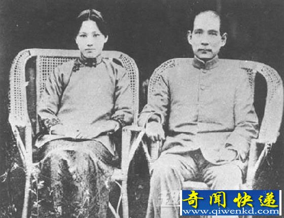 1922年,孙中山与宋庆龄在上海住所的合影