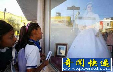 商店奇观 各地游客蜂拥而来