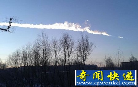 陨石在空中留下一道轨迹。