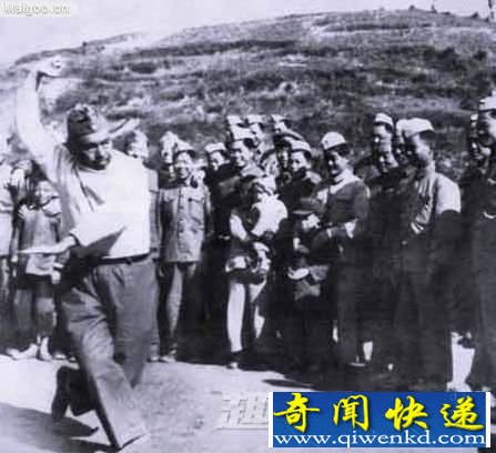 图为建国后,许世友上将在士兵面前展示武艺。