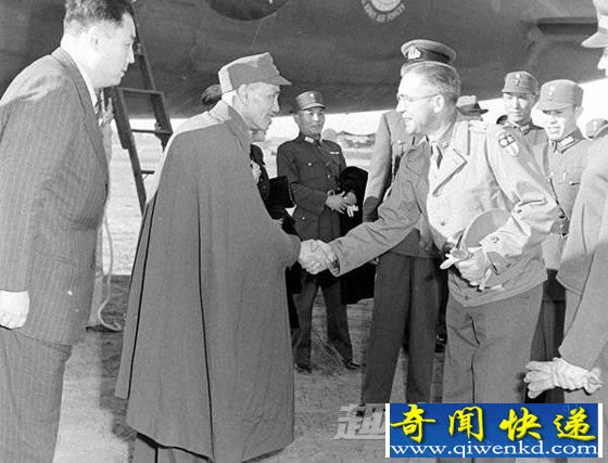 史迪威到机场迎接蒋介石