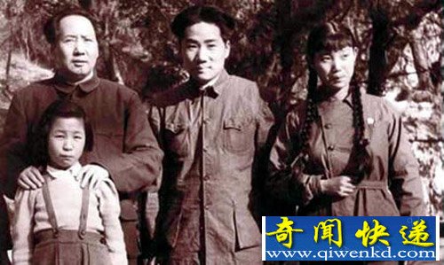 毛岸英等人与毛泽东的合影