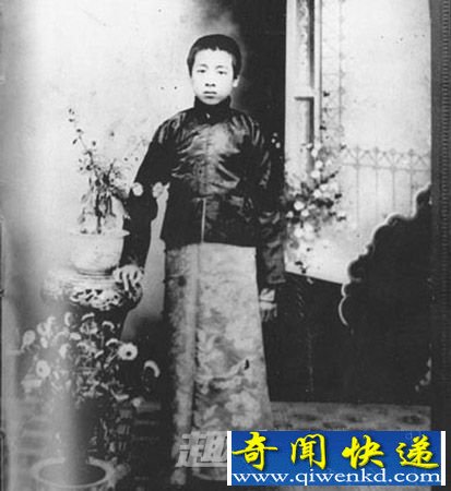 周恩来在沈阳东关模范学校读书时留影