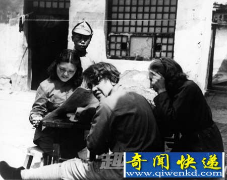 吴光伟等人合影