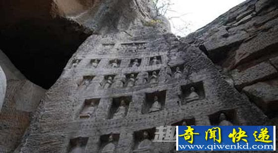 主窟释迦牟尼佛坐像两旁的小佛龛