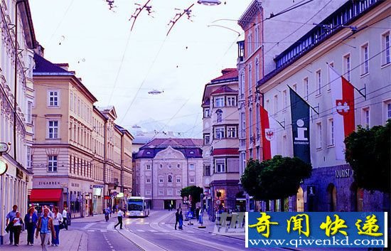 澳大利亚实行“勾形转弯”