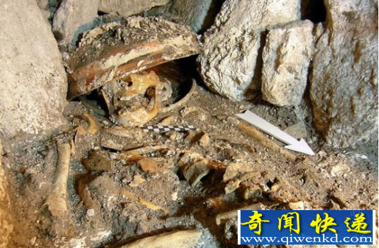 玛雅古墓内的恐怖场景:头骨被放盆中