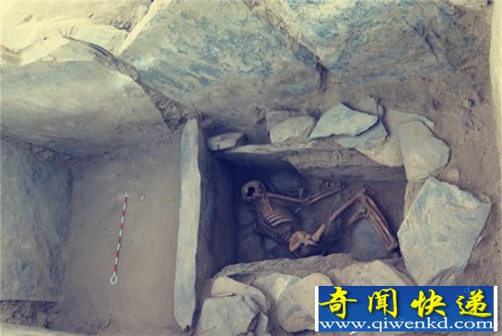 新疆惊现“棺中棺” 揭秘石棺墓千古谜团
