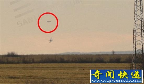 美军战机被不明圆盘飞行器追击 扭头看却空无一物!