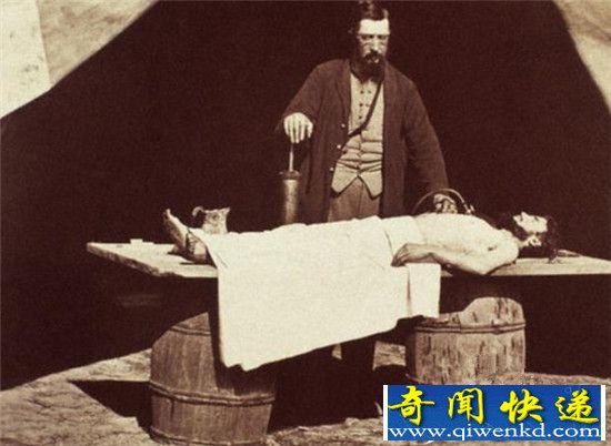 人死后去了哪儿?美物理学家说:在太空飘着