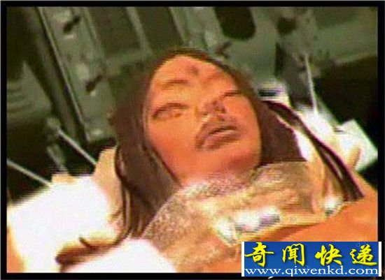 外星人和地球古文明之间的猫腻:巨型飞船和三眼女尸