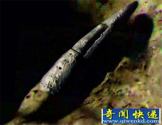 外星人和地球古文明之间的猫腻:巨型飞船和三眼女尸