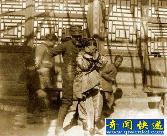 老照片:八国联军绝密照片 残忍凌辱中国女性