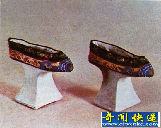 清代宫女们的三寸金莲高跟鞋有多高?