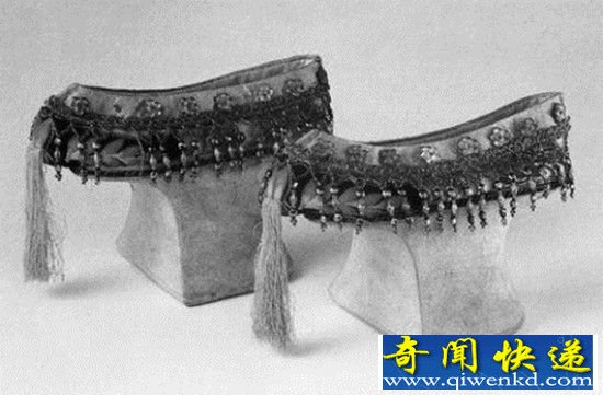 清代宫女们的三寸金莲高跟鞋有多高?