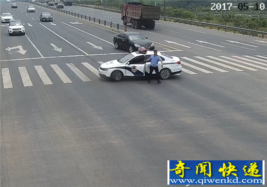 成都警车霸气拦路 只为扶老人过马路