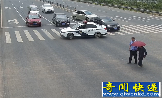 成都警车霸气拦路 只为扶老人过马路