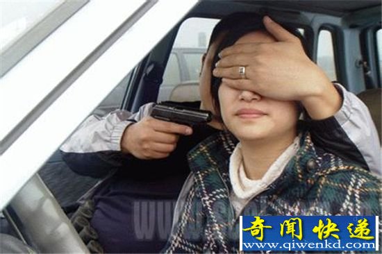 美女遭3男子挟持 歹徒生意失败想劫财