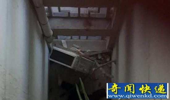 上海宝山发生坠楼:女子当场身亡 现场惨不忍睹