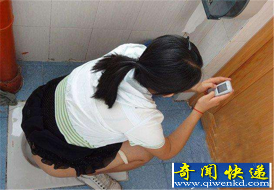 女公厕现偷拍机 女大学生公厕被人偷拍太变态