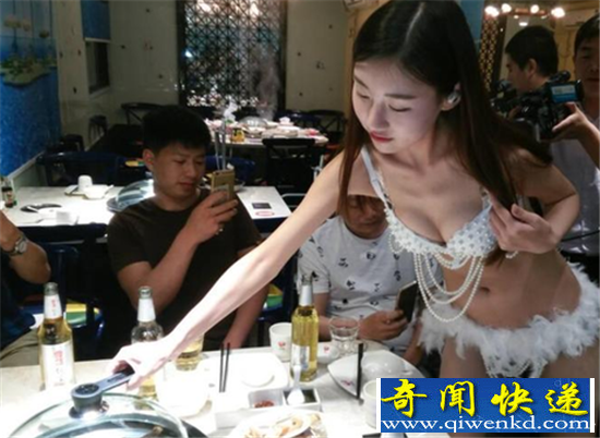 聘比基尼美女端菜让人脸红