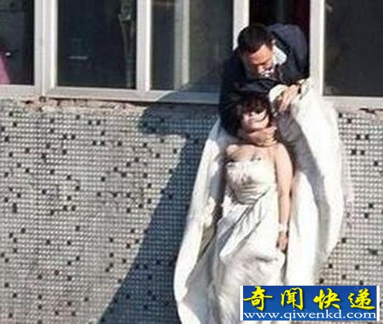 新人吵新娘要跳楼 警察巧妙一语化解危机