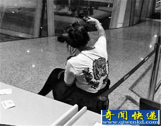 女主播误机直播打工作人员
