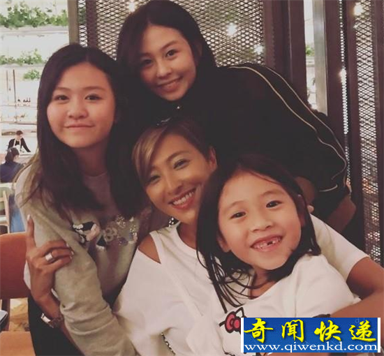 邱淑贞三女儿同框 各个都美若天仙不输年轻邱淑贞