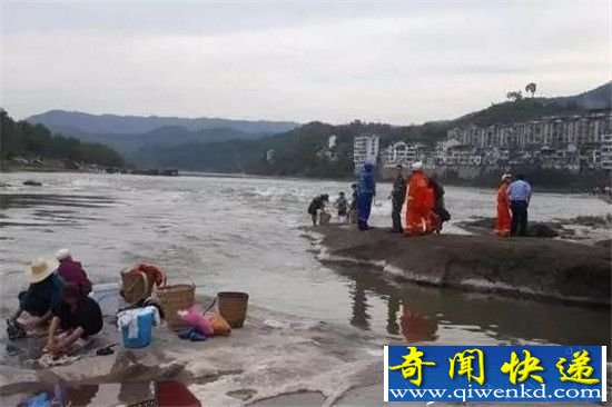 母亲跳河救女2人被冲走 危急时刻奋不顾身可惜现实太残忍