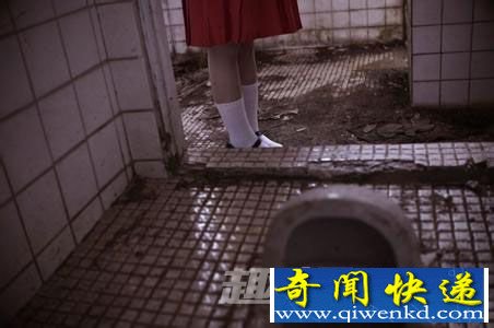 厕所里的花子