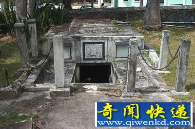 墓穴中会移动的棺材
