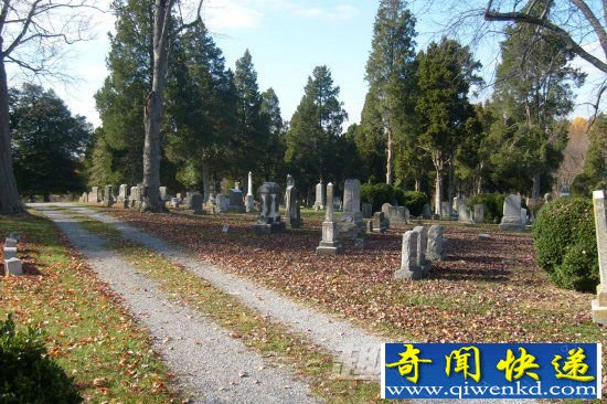 墓穴中会移动的棺材