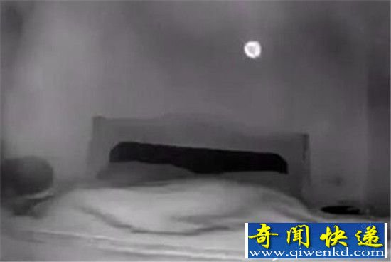 男子睡觉遭遇灵异事件 灵魂竟然长这样