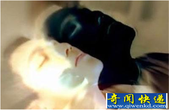 怀疑房间有幽灵:男子用摄像机拍到熟睡婴儿令人恐怖画面!