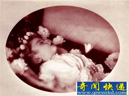 尸体艺术照多图 镜中逝者睁眼犹如活着一般