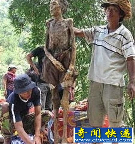 印尼神秘赶尸人 黑魔法驱赶尸体步行前往坟墓