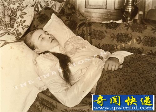 尸体艺术照多图 镜中逝者睁眼犹如活着一般
